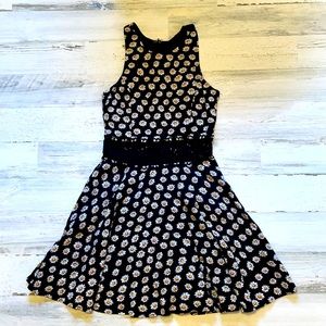 Black and White Sleeveless Daisy Dress